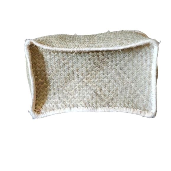 Large Hand crafted Raffia,straws beach basket tote with brown handle - Picture 4 of 6